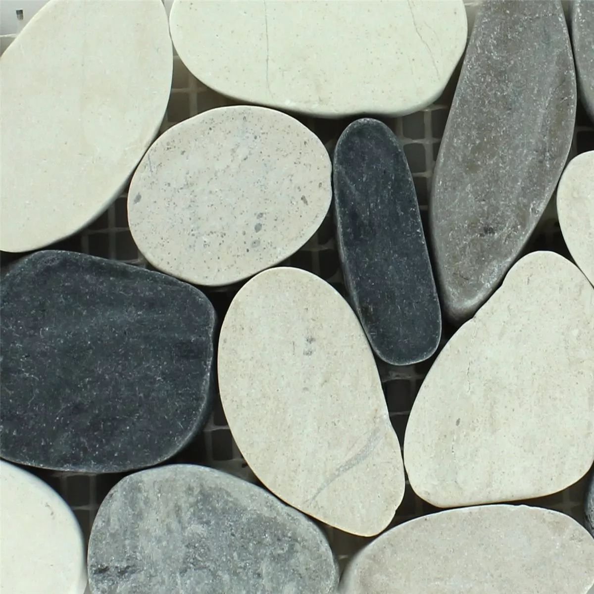 Flusskiesel Bordüre 10x30cm Anthrazit Creme Pebble 4 Flusskiesel Bordüre 10x30cm Anthrazit Creme Pebble – Bild 2